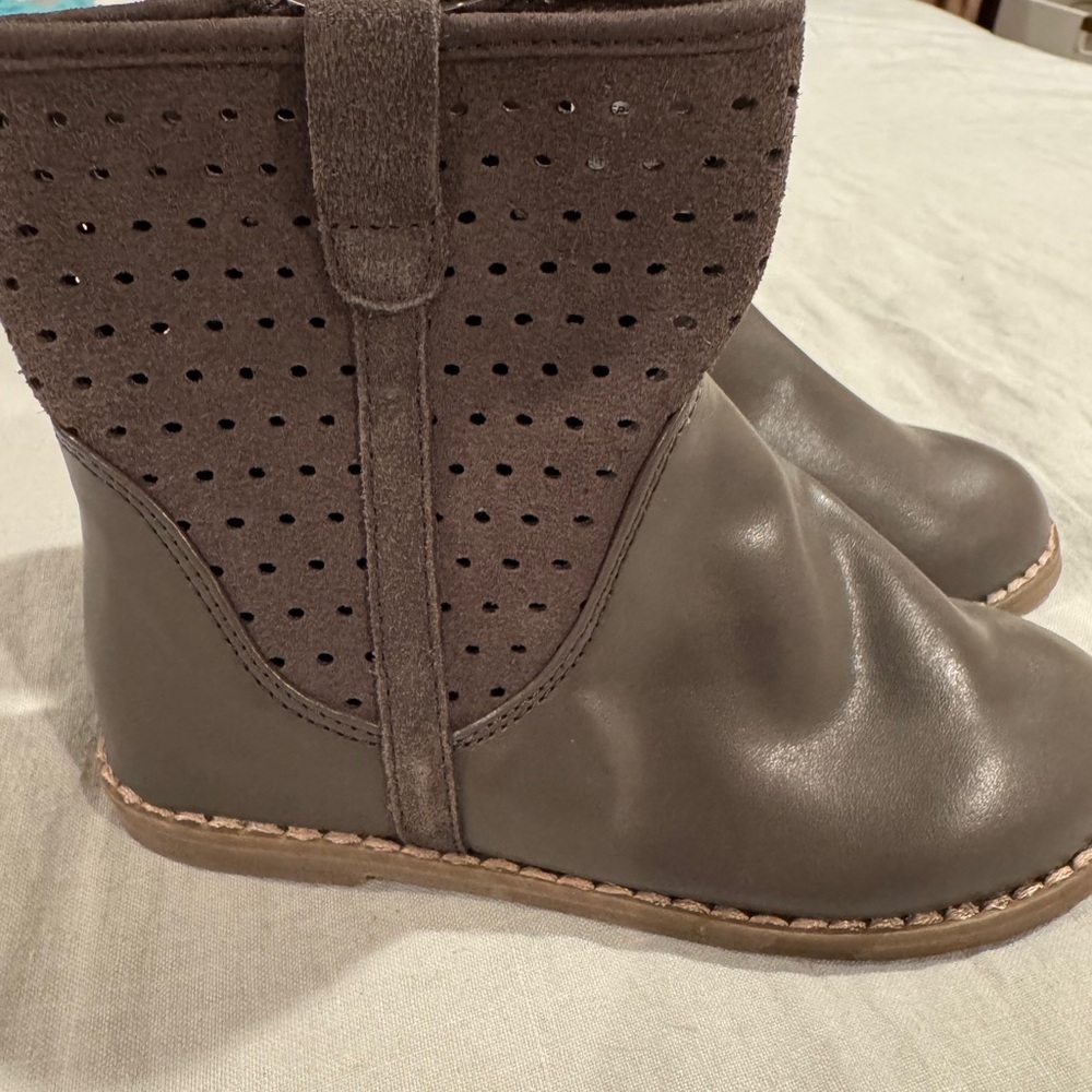 L’Amour NWT Stylish Brown Boots